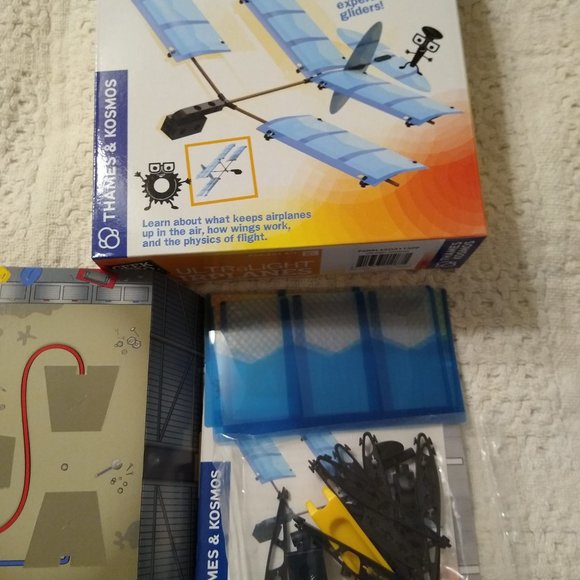 Thames & Kosmos Ultra Light Airplane Kit - Picture 2 of 3